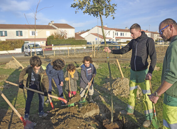 Enfants plantant l'arbre de leur parrainage