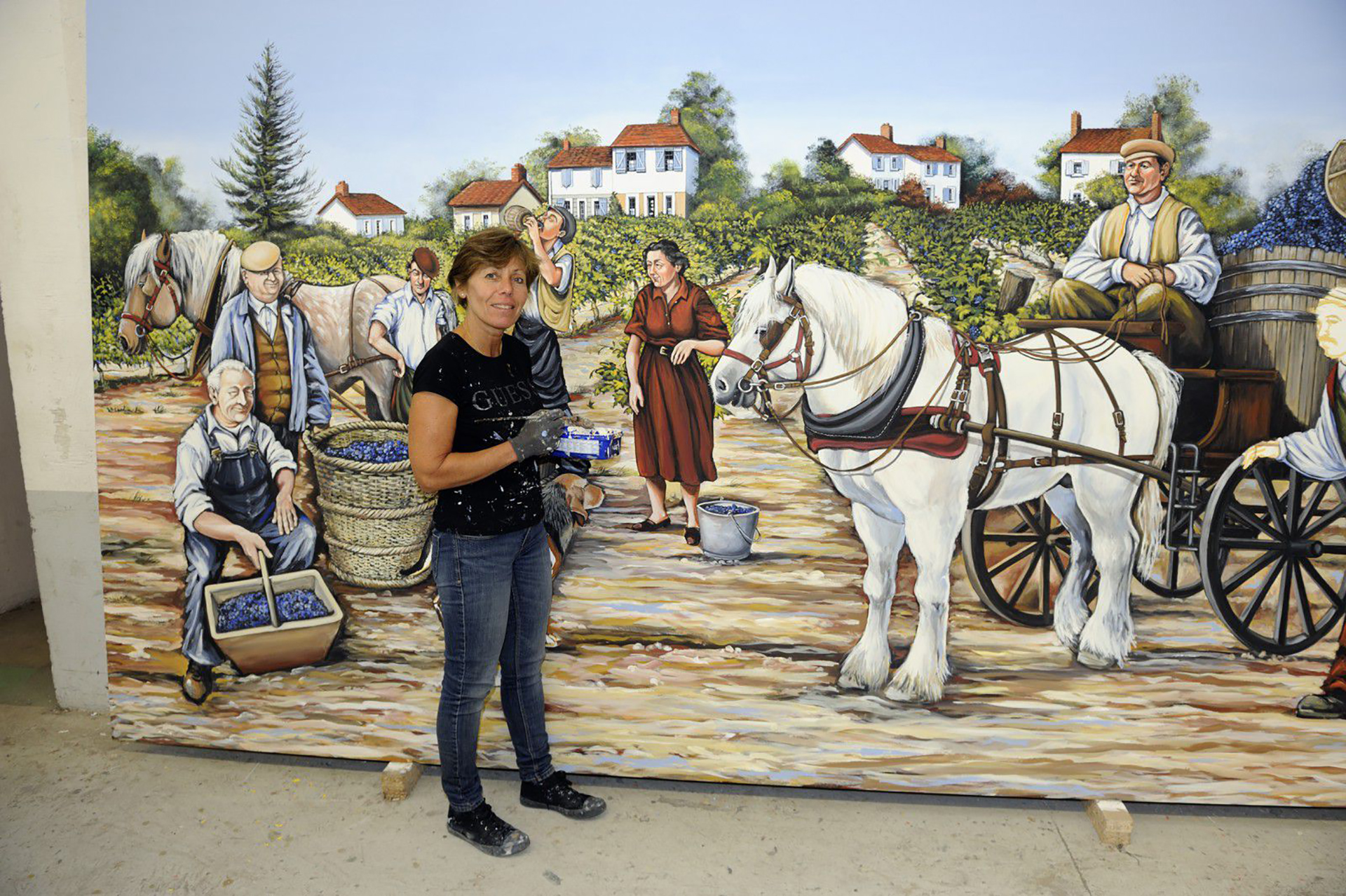 Diana Taubin peignant une peinture murale